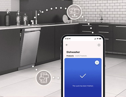 Nội thất nhà bếp với máy rửa bát độc lập đang mở hé và ứng dụng LG ThinQ™ hiển thị thông báo hoàn tất chu trình.