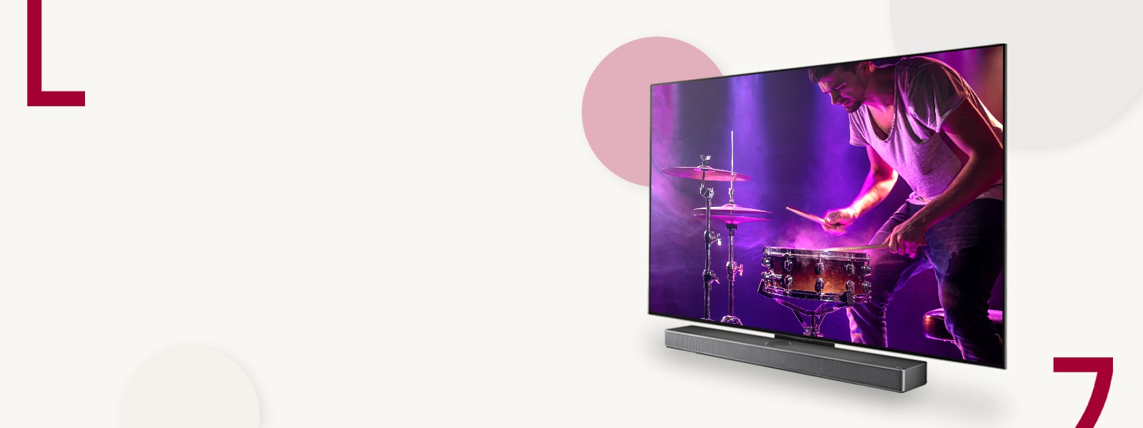 "Hình ảnh của LG OLED C3 và Soundbar chống lại  Một phông nền màu kem với các vòng tròn màu. Một người đàn ông chơi trống trên màn hình. "