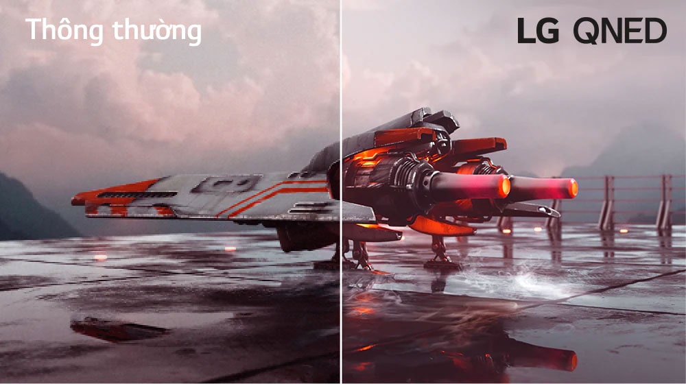Có một máy bay chiến đấu màu đỏ và một hình ảnh được chia thành hai - nửa bên trái của hình ảnh dường như ít màu sắc hơn và hơi tối hơn trong khi nửa bên phải của hình ảnh sáng hơn và nhiều màu sắc hơn. Ở góc trên bên trái của hình ảnh ghi Thông thường và ở góc trên bên phải là Logo LG QNED.