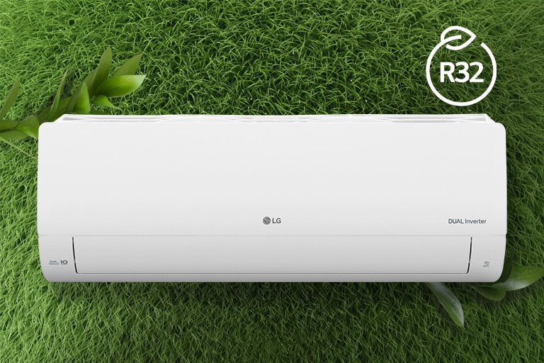 "Máy điều hòa không khí LG được lắp trên một bức tường cỏ. Logo R32 cho hiệu quả năng lượng nằm ở góc trên bên phải."