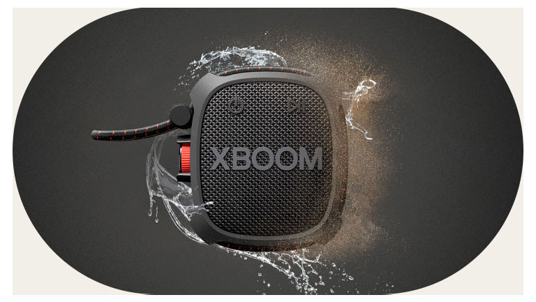LG XBOOM Go XG2 được đặt trong không gian vô tận. Một chiếc minh họa khả năng Chống nước, chiếc còn lại minh hóa khả năng chống bụi của sản phẩm.