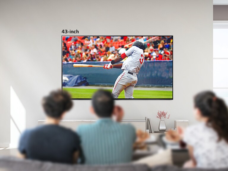Hình ảnh có thể cuộn được về ba người đang xem bóng chày trên TV lớn treo tường. Khi bạn cuộn từ trái qua phải, màn hình lớn dần lên.
