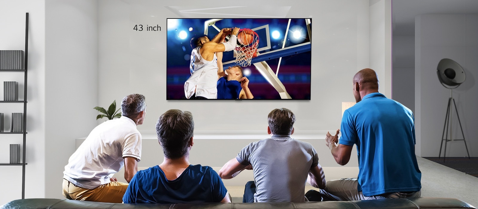 Hình ảnh mặt sau của TV treo tường cho thấy một trận bóng rổ với bốn người đàn ông đang xem. Hình ảnh cuộn trái phải cho thấy sự khác biệt về kích thước giữa màn hình 43 inch và 86 inch.