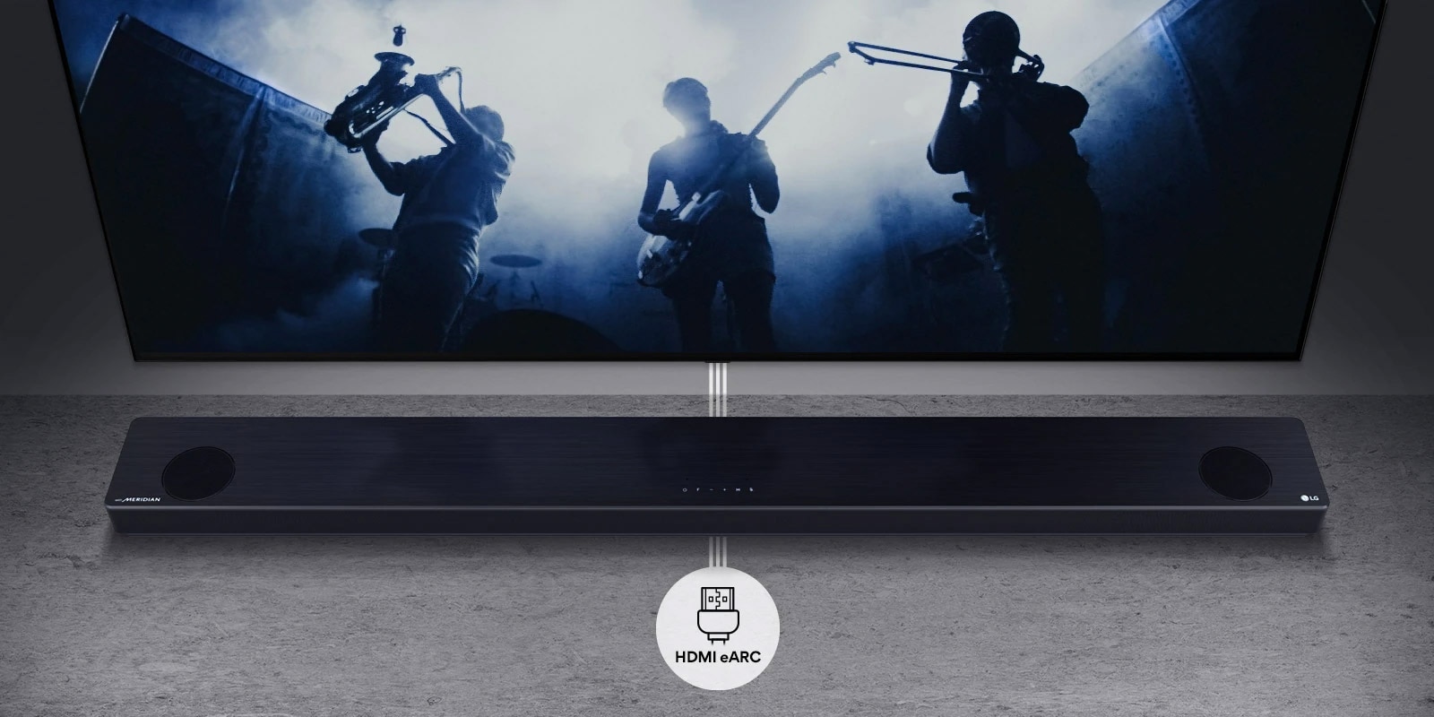 TV treo trên tường. TV thể hiện bóng màu đen của ban nhạc. LG Soundbar nằm ngay bên dưới TV trên kệ màu xám. Biểu tượng HDMI eARC bên dưới loa soundbar.