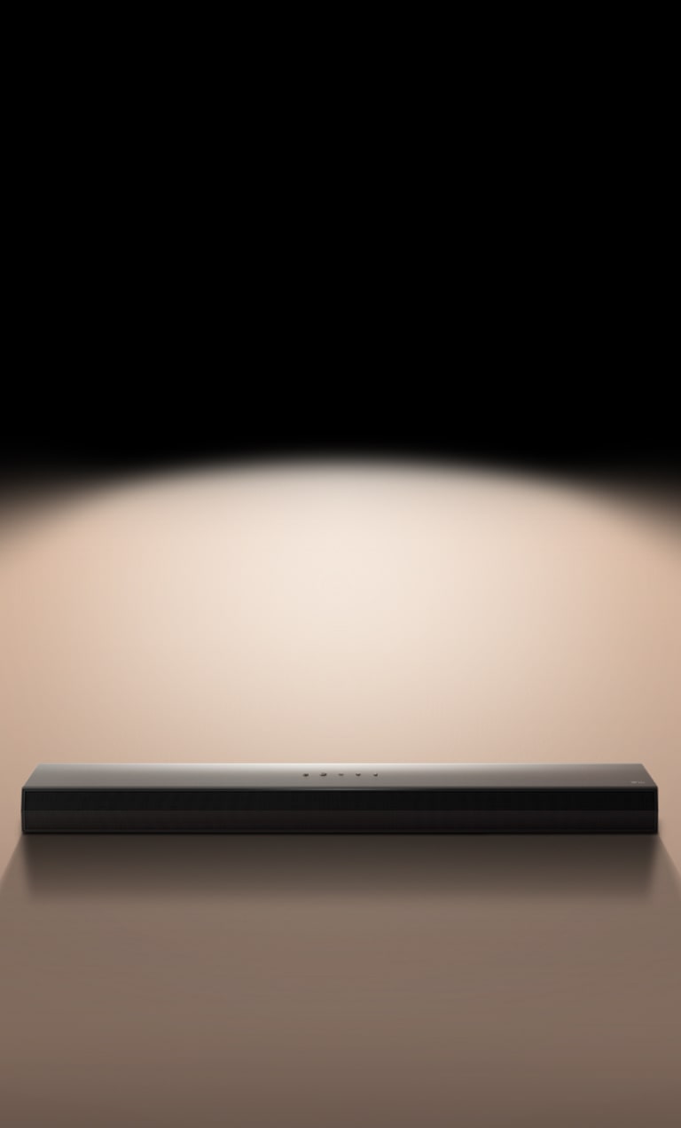 Loa LG Soundbar trên nền đen được làm nổi bật bởi đèn sân khấu. 