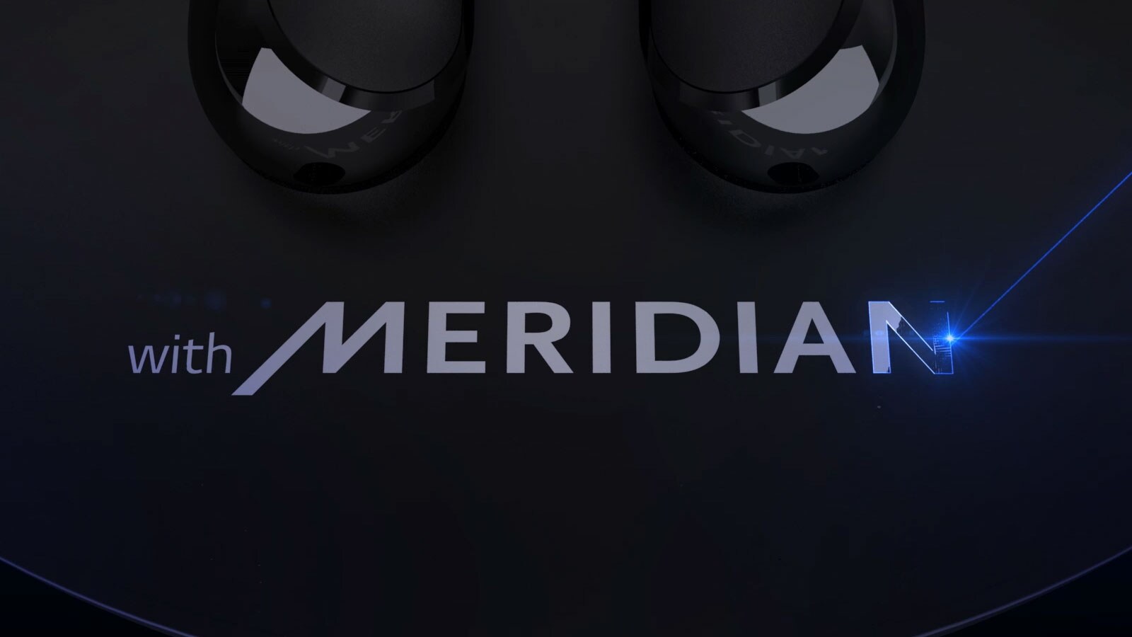 "with MERIDIAN" được chạm khắc bằng laser màu xanh.