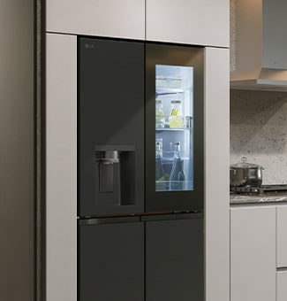 Nội thất nhà bếp hiện đại với tủ lạnh InstaView.