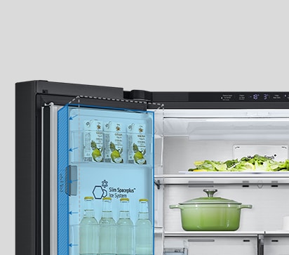 Bên trong tủ lạnh, hệ thống làm đá tinh gọn bên trong được làm nổi bật với màu xanh dương và tủ lạnh chứa đầy nguyên liệu