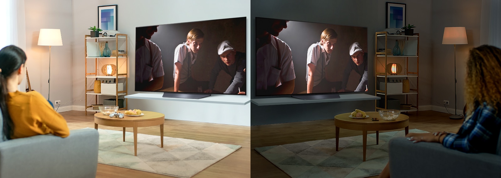 Hai hình ảnh một người phụ nữ đang ngồi trên sofa xem phim bằng TV lớn treo tường. Hình bên trái sáng, còn hình bên phải là phòng tối.