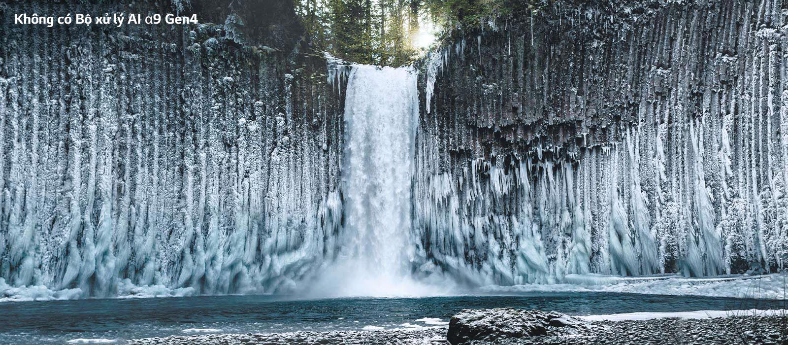 Thanh trượt so sánh chất lượng hình ảnh của một thác nước đóng băng trong rừng.