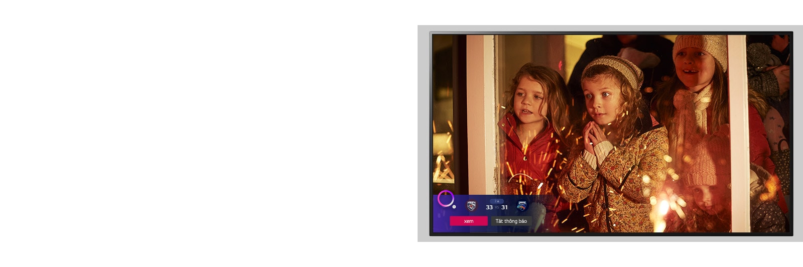 Màn hình TV hiển thị cảnh từ một bộ phim Giáng sinh với Thông báo thể thao