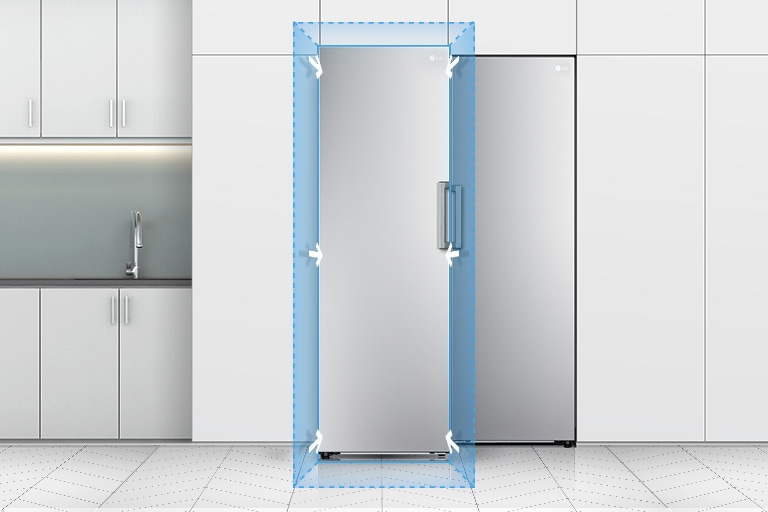 The front view of the freezer is shown in a kitchen. A blue 3D square and arrows pointing inward toward the door show how the freezer fits perfectly in a standard kitchen.
