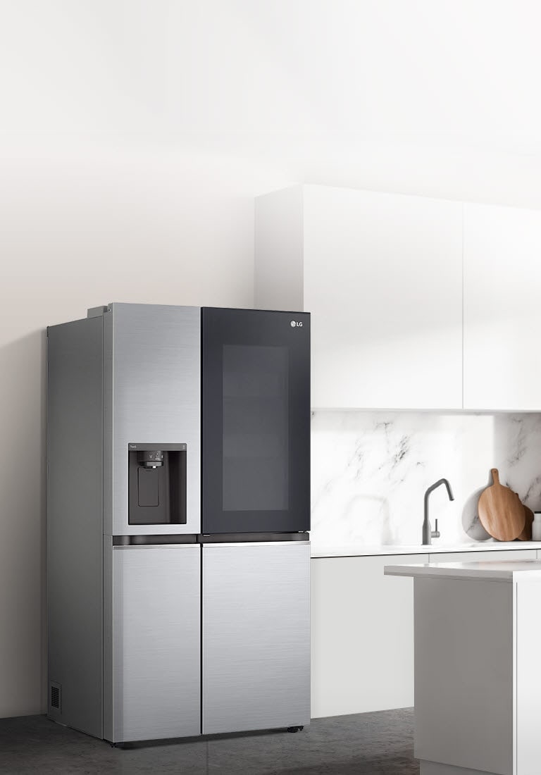 Страничен изглед на кухня с монтиран платинено сиво хладилник InstaView.