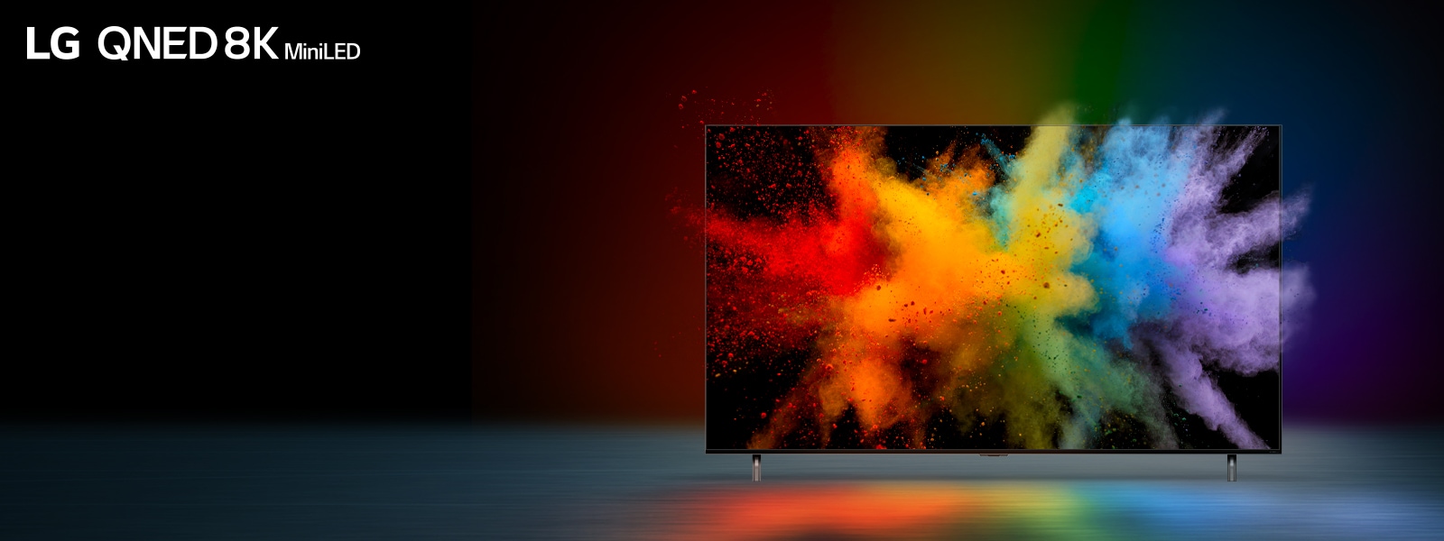 Телевизорът е поставен в черно пространство. Цветният прах експлодира на телевизионния монитор. 