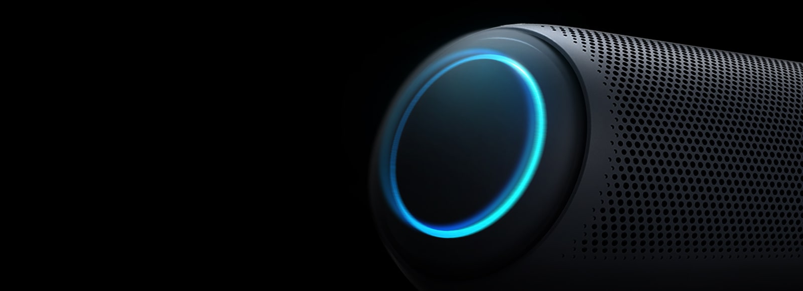 Em um fundo preto, há um close-up do woofer esquerdo do LG XBOOM Go com iluminação azul-celeste.
