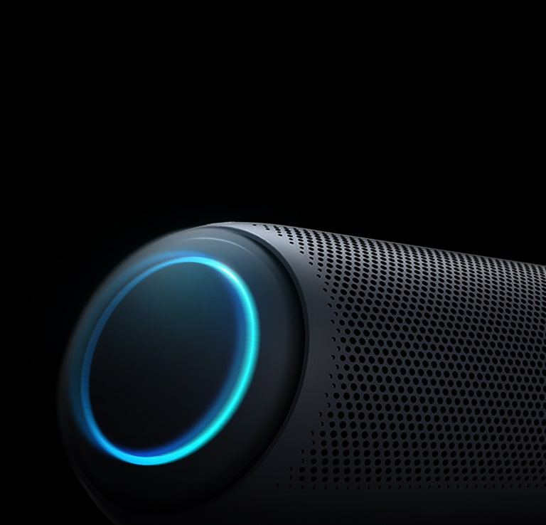 Em um fundo preto, há um close-up do woofer esquerdo do LG XBOOM Go com iluminação azul-celeste.