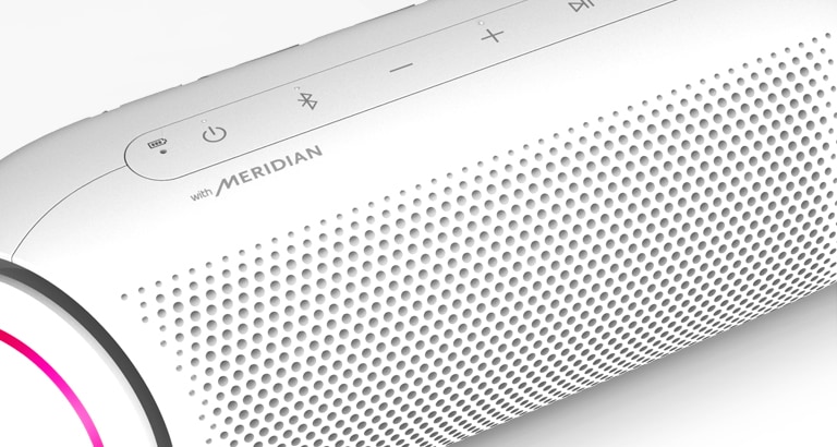 Em um fundo branco, há um close-up do logotipo Meridian do LG XBOOM Go com iluminação magenta.