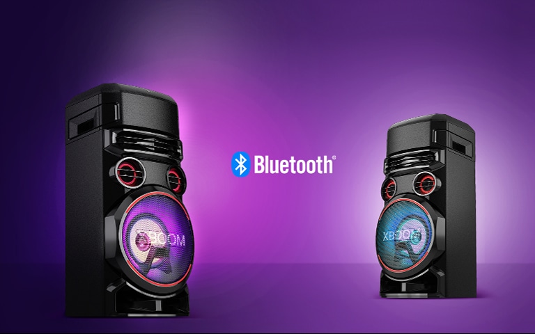 Duas CAIXAS ACÚSTICAS LG XBOOM de frente um para o outro em ângulos diagonais, com fundo roxo e um logotipo de Bluetooth entre eles.