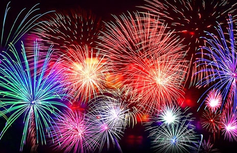 Uma baleia saltando da água diante de um céu noturno estrelado. Acima da baleia está a frase “até 150% mais brilhante”.