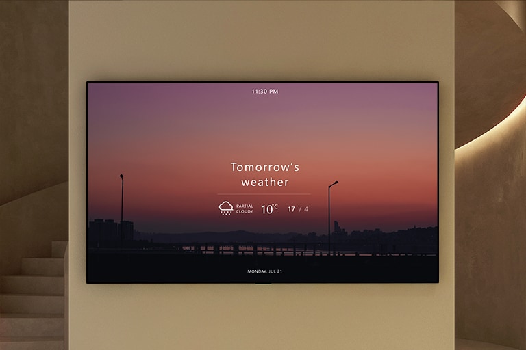 A tela de uma TV exibe o clima de amanhã.