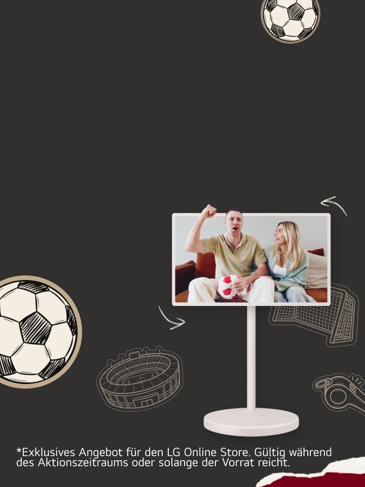 Auf dem Bildschirm des StanbyME 2 ist ein Paar auf dem Sofa zu sehen; der Mann hält einen Plüsch-Fußball und jubelt mit erhobener Faust, während die Frau neben ihm lächelt.