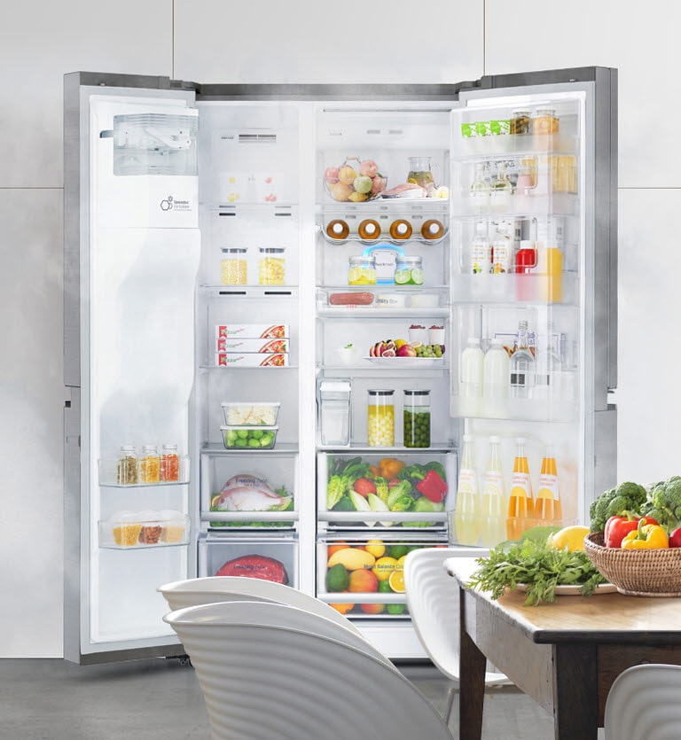 Die Vorderseite des Kühlschranks ist zu sehen, beide Türen sind geöffnet. Der Innenraum ist mit einem leichten Nebel gefüllt, der darauf hindeutet, dass es im Kühlschrankinneren kalt ist.