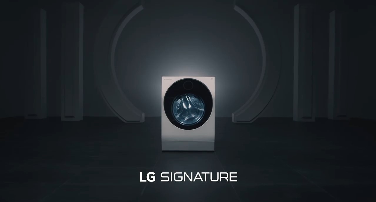 Zeigt eine LG Signature Waschmaschinen-Trockner-Kombination an einem verträumten Ort. Es gibt eine Schaltfläche für die Wiedergabe des Videos.