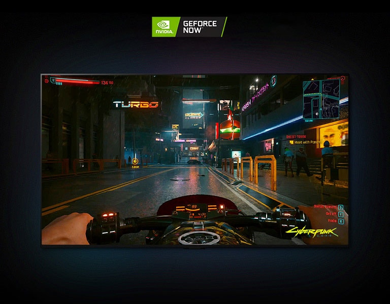 Dans une scène de Cyberpunk 2077 présentée sur un téléviseur LG OLED, le joueur roule dans une rue éclairée au néon sur une motocyclette.