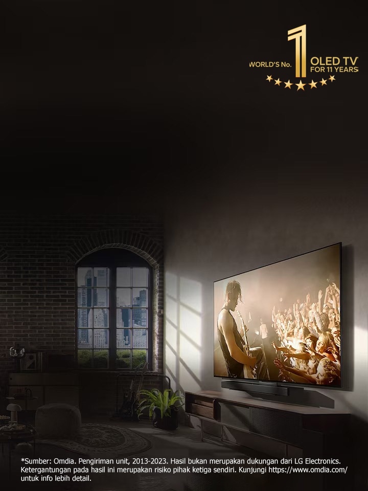 Gambar LG OLED C3 dan Soundbar di dinding apartemen kota dengan layar menayangkan sebuah konser musik. Logo "10 Tahun TV OLED No.1 di Dunia" juga ada di gambar. 