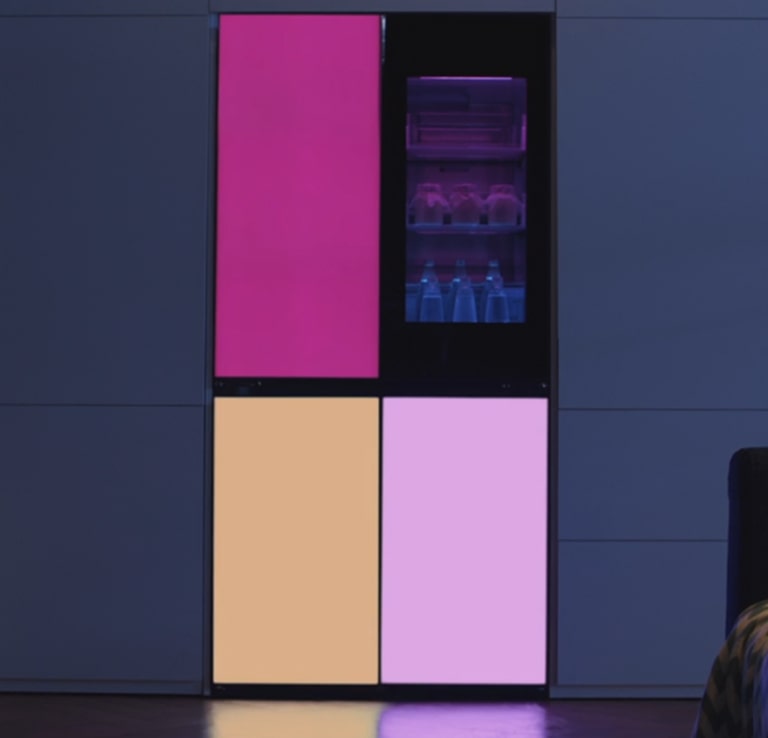 Animazione che mostra la possibilità di cambiare il colore dei pannelli del frigorifero a proprio piacimento