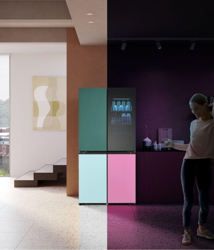 Immagine di un frigorifero LG MoodUP con una donna che balla a fianco. L'immagine è divisa in due parti e i pannelli sono colorati, per dimostrare il fatto che puoi cambiare i colori in base al tuo umore.