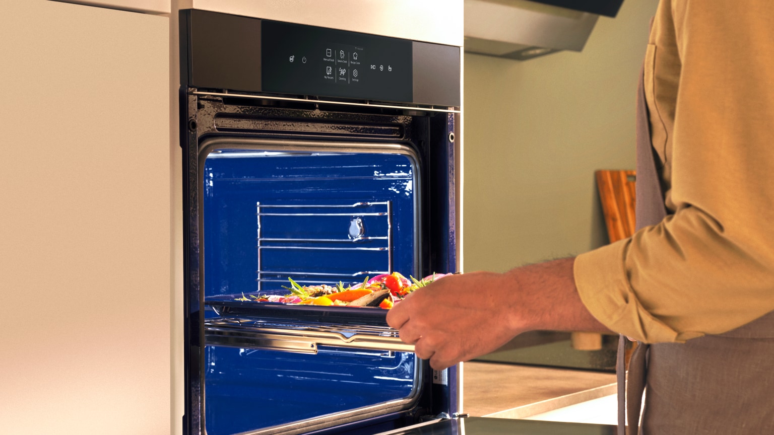 Friggere ad aria: immagine di cibo inserito nel forno ad incasso con Air Fryer LG