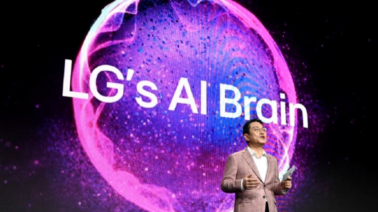 Novità LG al CES 2024: immagine del CEO LG William Cho che parla delle novità di fronte a un monitor su cui è riportata la scritta “LG’s AI Brain”.