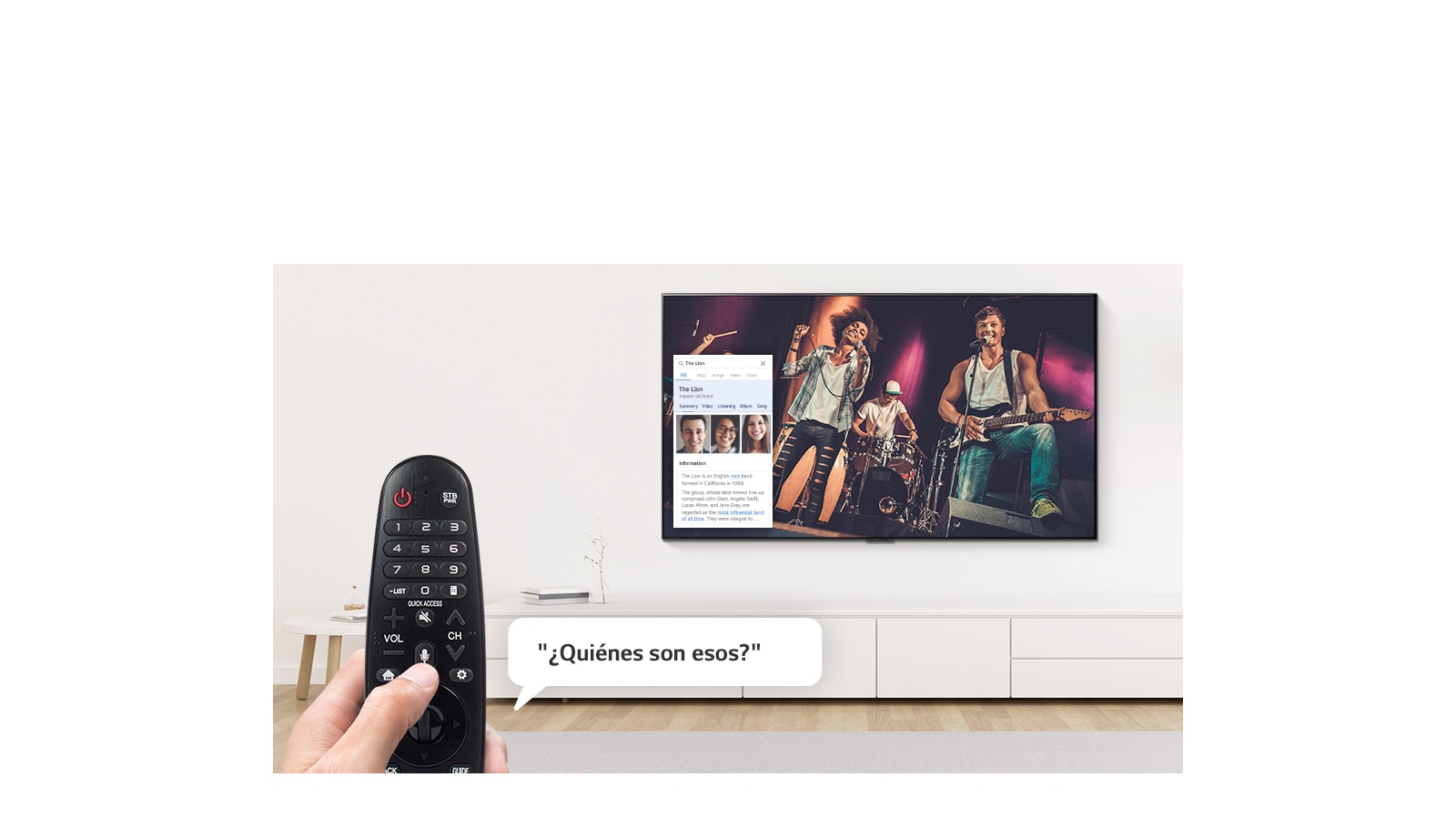 Primer plano de una mano controlando la televisión con un mando a distancia para preguntar quiénes son los que cantan en la televisión.