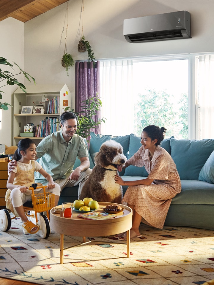 New York City'deki modern ve sıra dışı bir dairenin duvarındaki LG OLED evo G3'ün görüntüsü. Ekranda romantik bir gece sahnesi oynar. 10 Yıldır Dünyanın 1 Numaralı OLED TV'si amblemi.