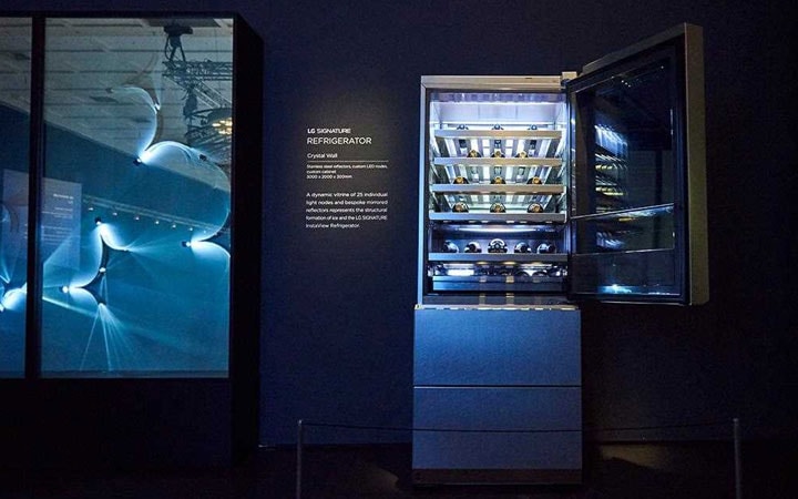 A photo of capturing a woman mesmerised by lg oled tunnel at berlin ifa 2017.