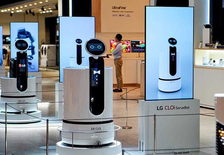 alt="IFA 2018: CLOi ServeBot on show at LG's Ai-focused exhibition "