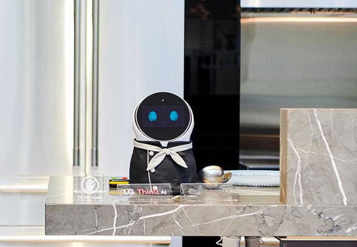 IFA 2018: CLOi is dressed as a chef, offering AI cooking help at LG's exhibition