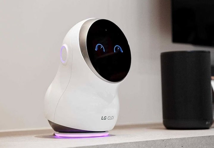 CLOi was on show once more at IFA 2019, with the cute little robot displaying the blinking function | More at LG MAGAZINE