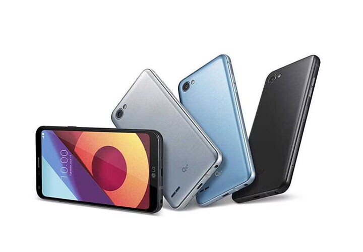 A group photo of LG Q6 product in astro black, ice platinum, Mystic White, Terra Gold set in a dynamic angle.