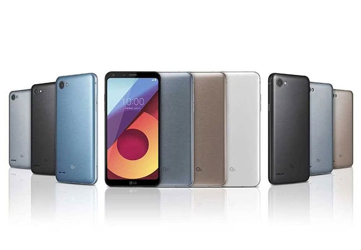 alt="A group photo of LG Q6 product in astro black, ice platinum, Mystic White, Terra Gold set in a dynamic angle."