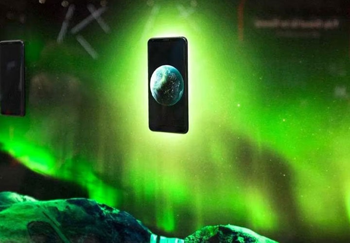 LG V30 smartphone on Aurora.