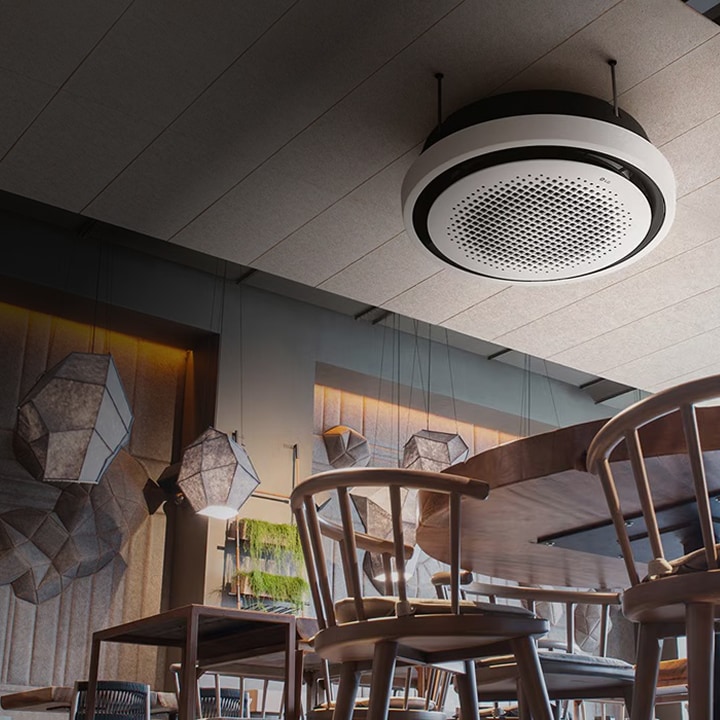 HLK-Außengerät neben einer modernen Hausgarage mit Wärmepumpen- und Heizkesselsystem im Inneren installiert