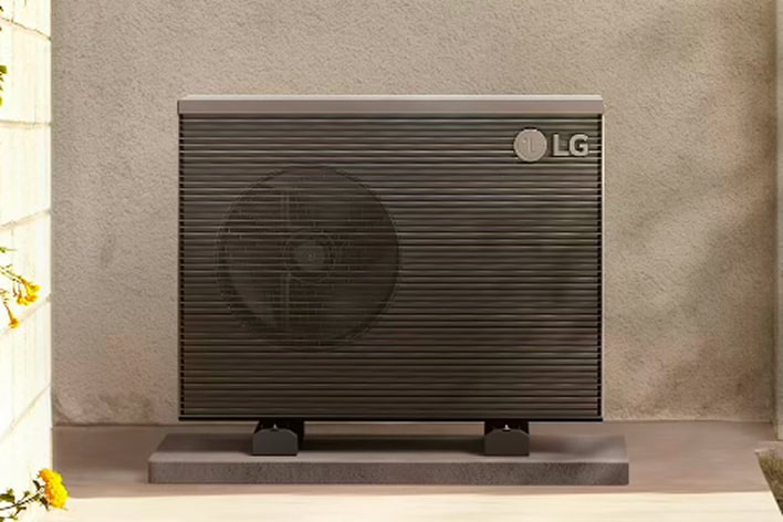 LG Therma V Außeneinheit auf einer Terrasse, entwickelt für energieeffiziente Heiz- und Kühllösungen im Wohnbereich