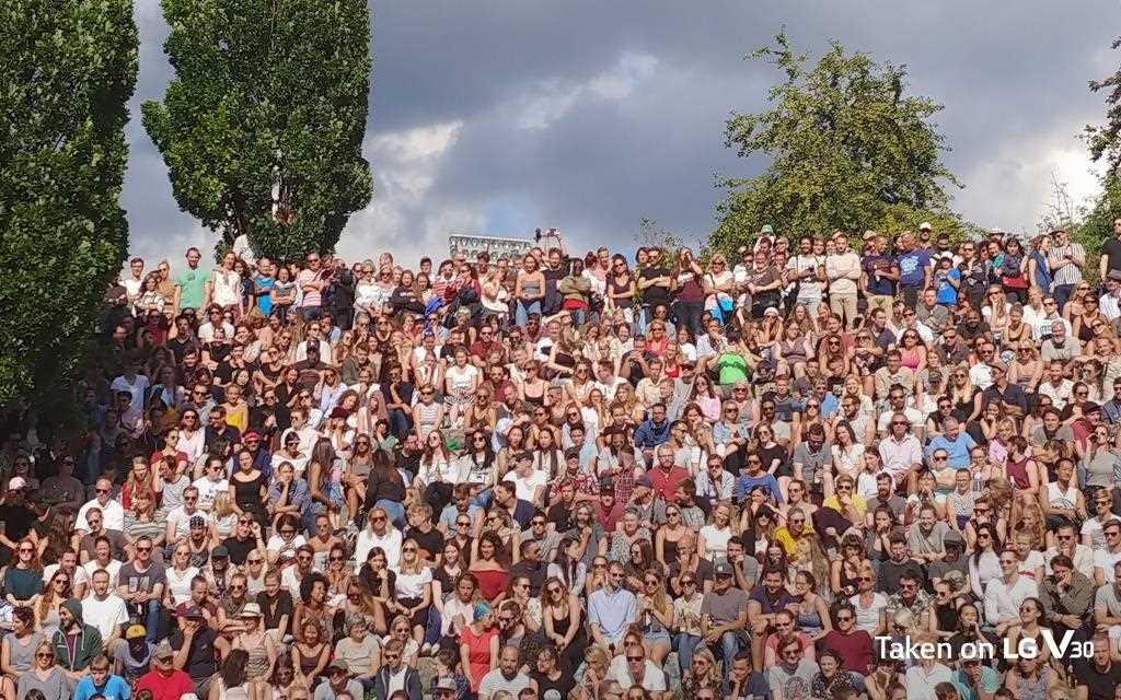An image of crowd enjoying sunday karaoke in mauerpark berlin