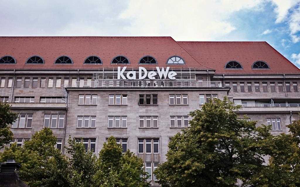 A front view image of KaDeWe building.