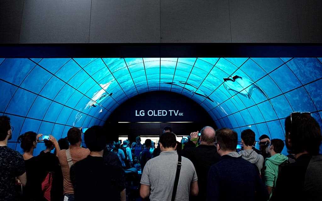 A photo of capturing crowd amazed by the magnificent the oled tunnel at berlin ifa 2017