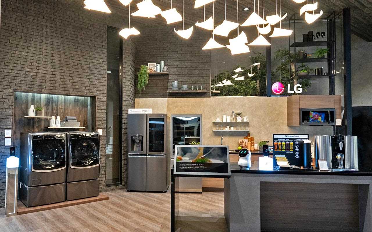 The LG ThinQ zone had it all, from CLOi Home to smart washing machines, vacuum cleaners, refrigerator and even a beer making machine | More at LG MAGAZINE