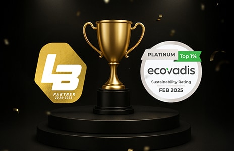 En gyllene trofé på svart bakgrund med några gyllene prickar. Bästa varumärke av året. Rubrik L&B-logo. Texten Life's Good.