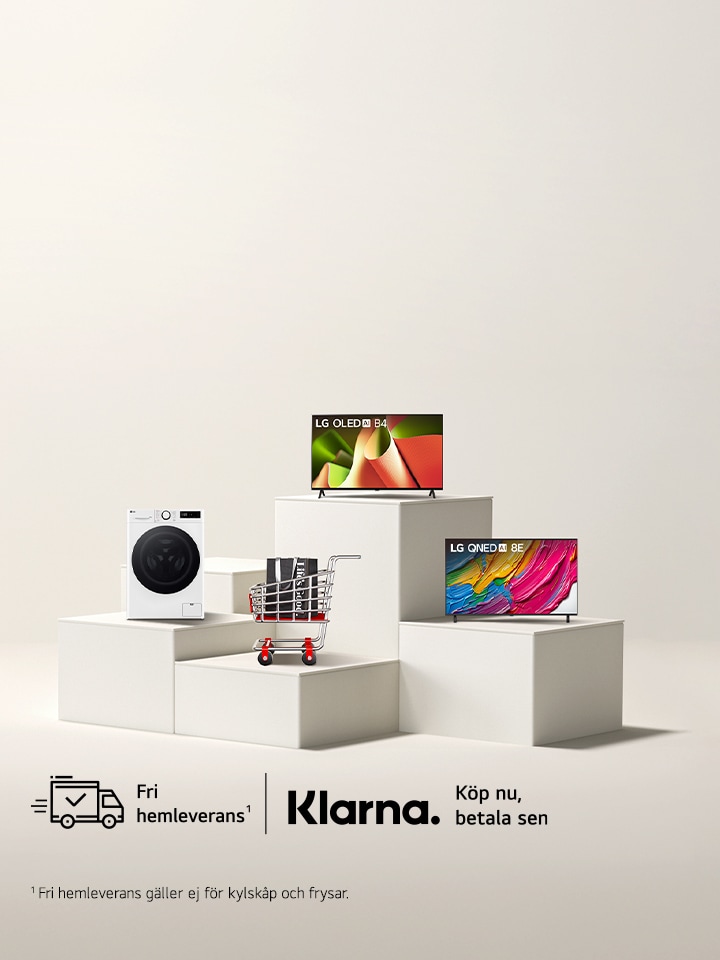 En bild av olika LG-produkter på podium: en vit tvättmaskin och två OLED-TV-apparater på separata podium. I mitten står en kundvagn med en grå papperspåse med texten "Life's Good" tryckt på.